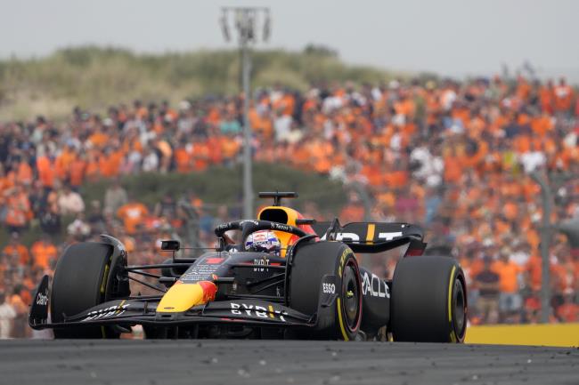 Verstappen在主场获胜后赢得了橙军的掌声